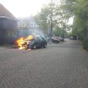 Lesauto in brand in Utrecht. Foto GinoPress