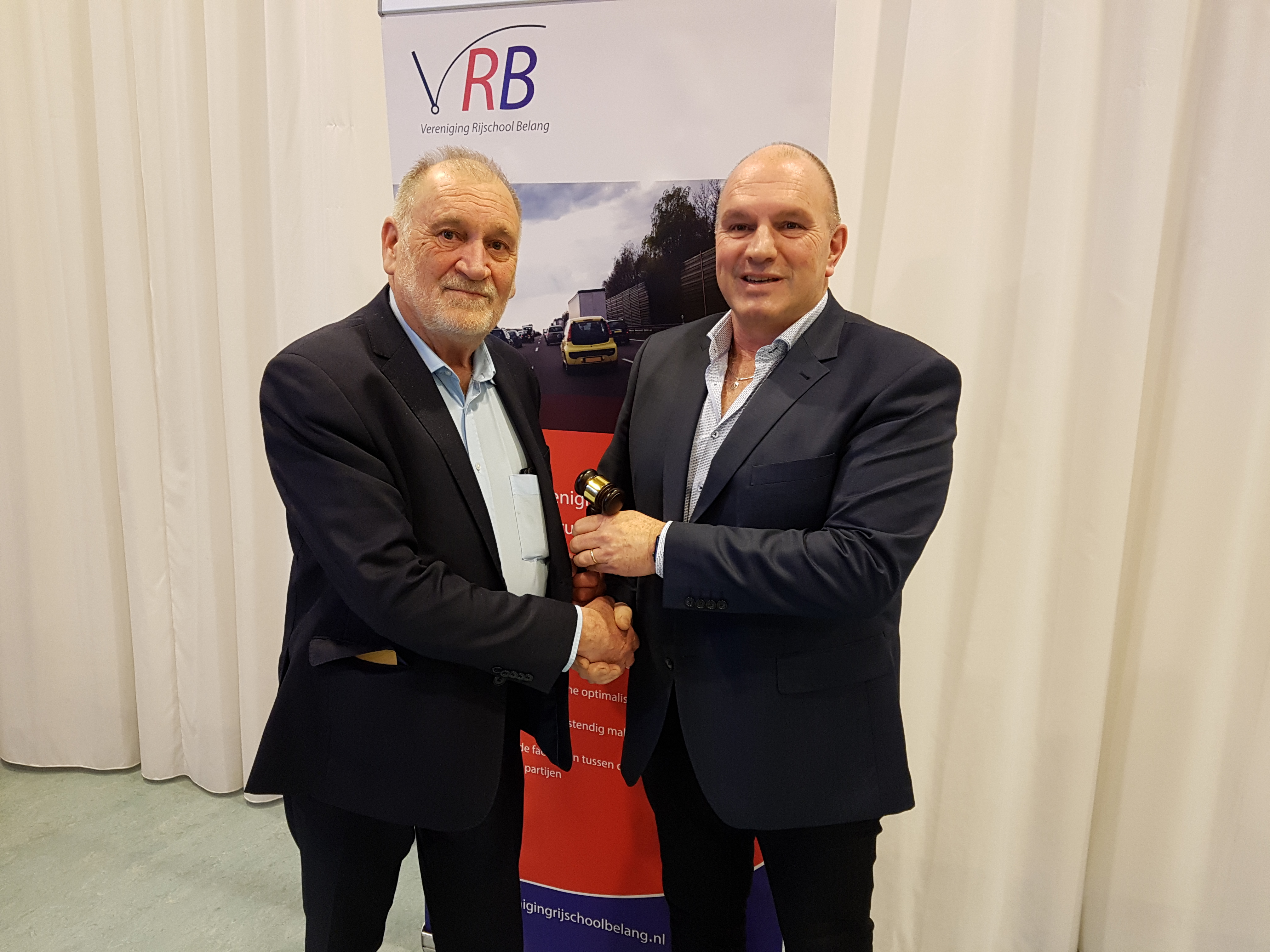 Peter van Neck draagt de voorzittershamer van de VRB over aan Eric Bakker