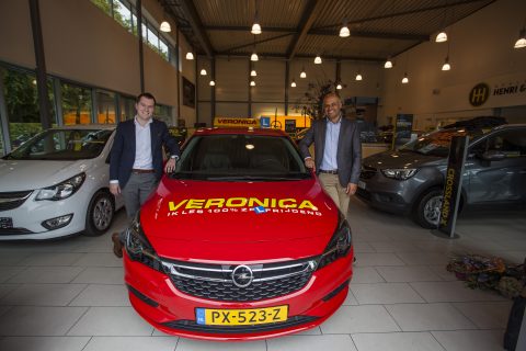 Ernest Alvares (rechts) bij de onthulling van zijn nieuwe Opel Astra. foto Piet Prins