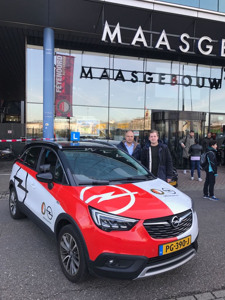 Feyenoord lesauto van Opel in samenwerking met Veronica Verkeersschool