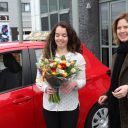 Minister Cora van Nieuwenhuizen met Anne van Nes, een van de geslaagde 17-jarigen