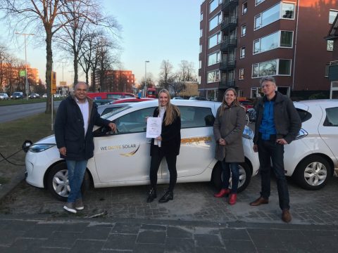 Utrechtse wethouder reikt certificaat uit in bijzin van Veronica Verkeersschool. foto: We Drive Solar