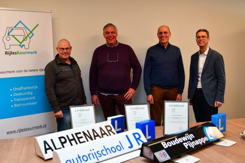 vlnr: Arjen Alphenaar (Rijschool Alphenaar), Jan Rienk de Jonge (Autorijschool JR), Boudewijn Pijnappel (Autorijschool Pijnappel) en René Ungerer (Centrum voor Certificatie)