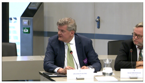 Jan Jurgen Huizing, directeur bedrijfsvoering CBR, tijdens de hoorzitting in de Tweede Kamer.