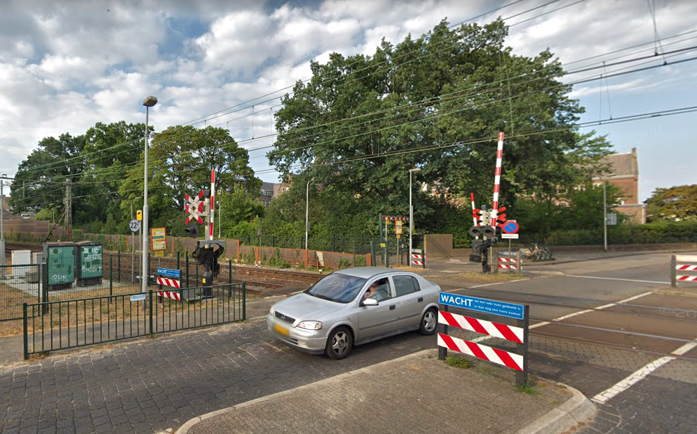 Spoorwegovergang aan de Herenstraat in Bussum. foto Google street view