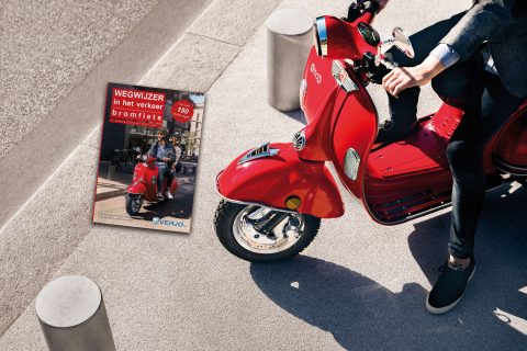 Theorieboek Bromfiets van Verjo, met informatie over elektrische scooters