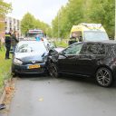 Personenwagen botst frontaal op lesauto in Zaandam