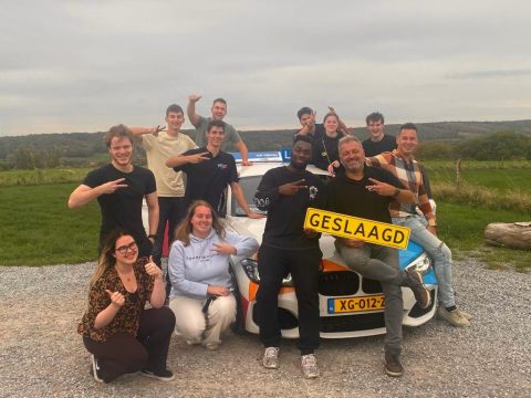 Rijinstructeur Jan maakt roadtrip naar de Ardennen met oud-leerlingen