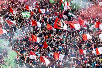 Supporters belagen lesauto na wedstrijd Ajax-Feyenoord