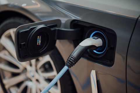 Elektrische auto verzekeren 16% duurder dan benzineauto