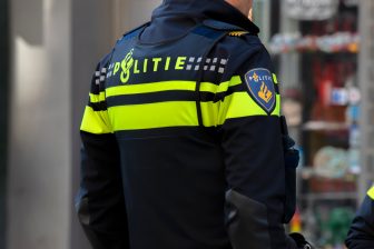 Onoplettende bestuurder botst op lesauto in Oosterwolde