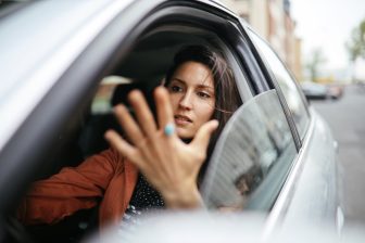 Grootste ergernissen in het verkeer: van bumperkleven tot appen achter het stuur