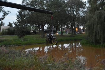 Leerling belandt met lesmotor in vijver in Steenwijk