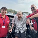 98-jarige ‘Young Driver’ vervult wens om weer achter het stuur te zitten
