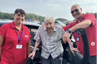 98-jarige ‘Young Driver’ vervult wens om weer achter het stuur te zitten