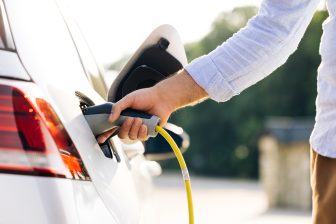 Verkoop van nieuwe elektrische auto’s met 20 procent gestegen 