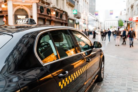 Belgische taxichauffeurs staken om verplicht taalexamen