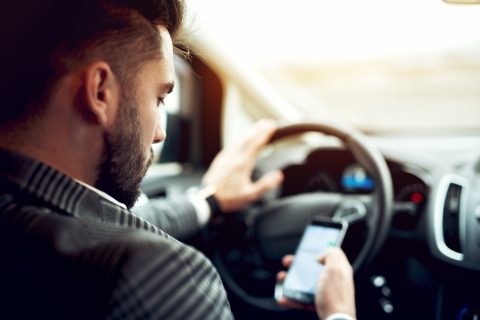 Direct rijbewijs kwijt bij appen achter het stuur in Belgisch-Limburg