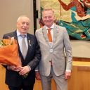 WRM-docent Ronald de Vries neemt lintje in ontvangst voor inzet bij Jongepier