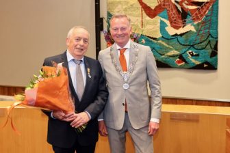 WRM-docent Ronald de Vries neemt lintje in ontvangst voor inzet bij Jongepier